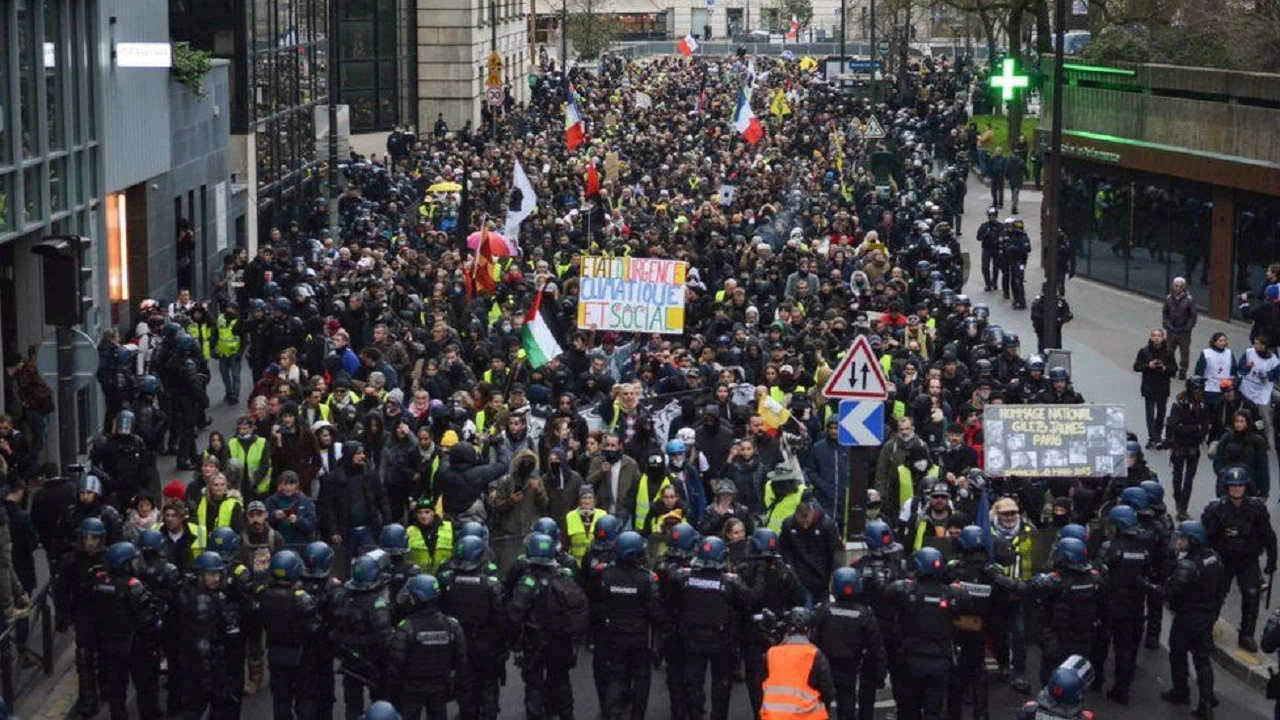 Në rrugë kundër Macron/ Francë, shpërthejnë protestat për pensionet!