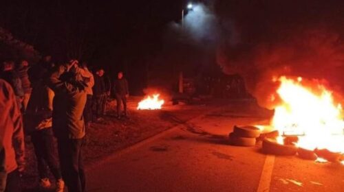 Pas plagosjes së dy të rinjve, serbët bllokojnë rrugën Prevallë – Shtërpcë