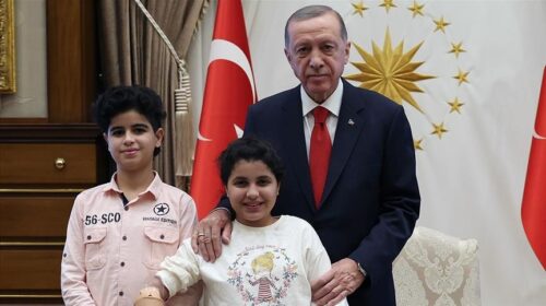 Presidenti Erdoğan pret fëmijët palestinezë të plagosur në Gaza