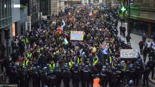 “Muret e pallatit Élysée duhet të dridhen”/ Macron kërkon të rrisë moshën e pensionit, protesta e greva masive në Francë, ndërpritet transporti dhe mësimi në shkolla