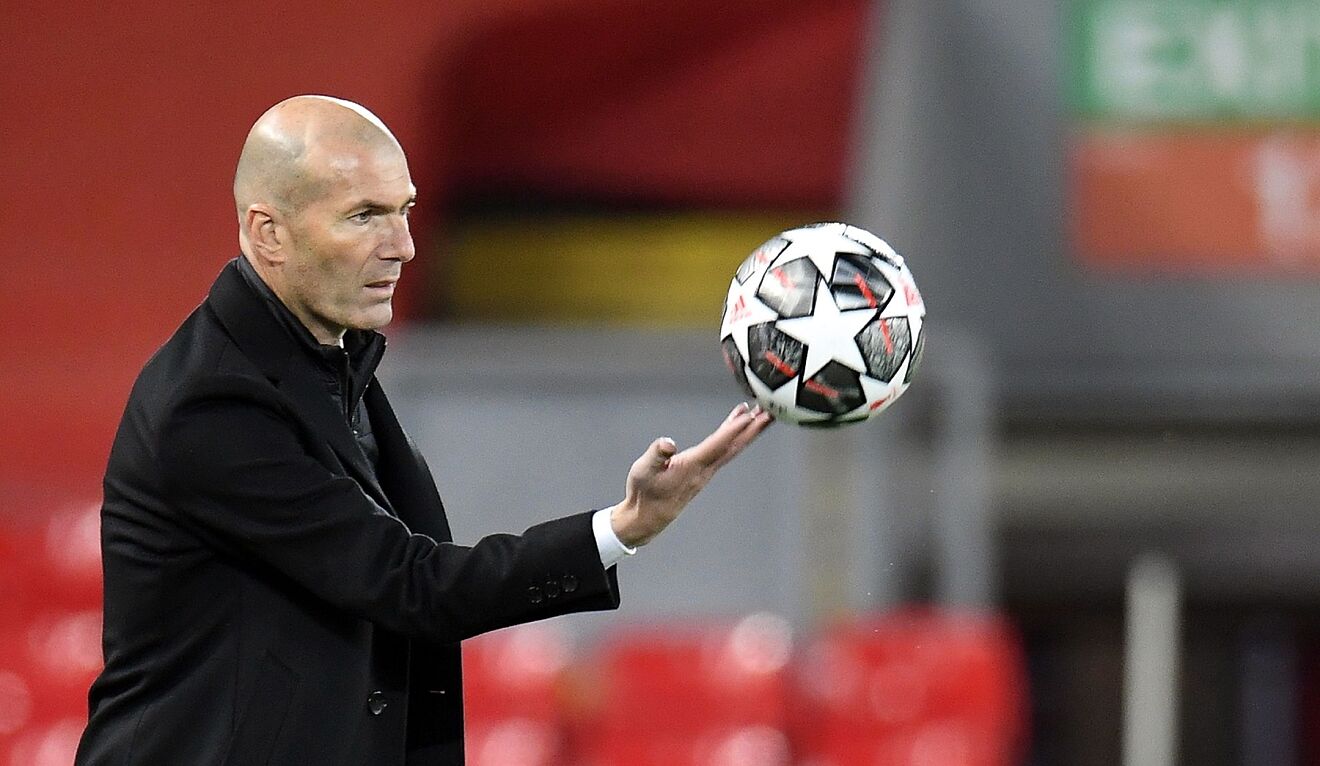 E ardhmja e Zinedine Zidane, katër alternativa në sfond