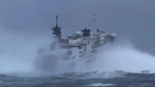 Moti i keq në Itali, momenti kur anija “lufton” me detin e stuhishëm (VIDEO)