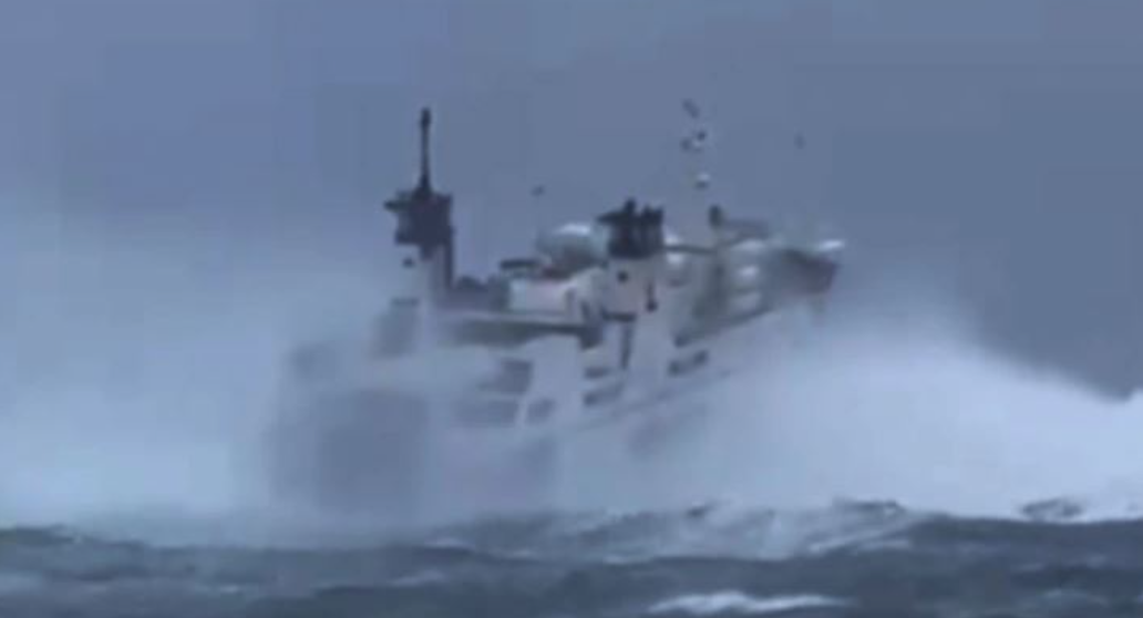 Moti i keq në Itali, momenti kur anija “lufton” me detin e stuhishëm (VIDEO)