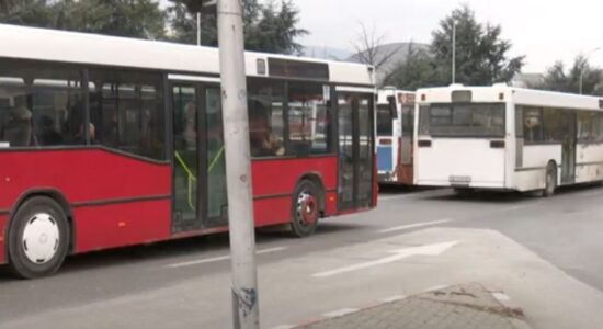 Lëndohet shoferi i autobusit të NPT-së, intervenoi për të shuar zjarrin që e kaploi autobusin