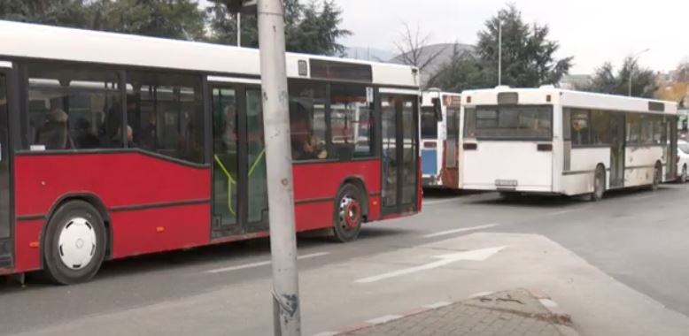 (VIDEO) Transportuesit privatë paralajmërojnë bllokada të reja