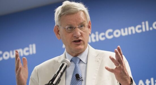 Carl Bildt: Propozimi evropian, marrëveshje e drejtë për Kosovën dhe Serbinë