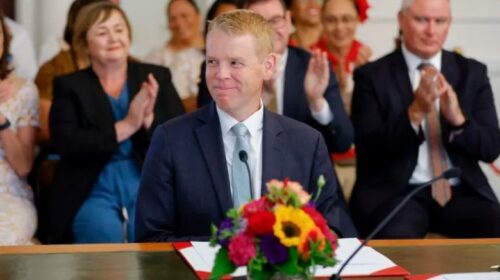 Chris Hipkins betohet si kryeministër i Zelandës së Re