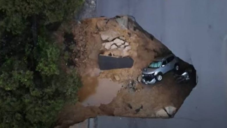 Moti i keq godet Kaliforninë, humbin jetën 17 persona – hapet gropa në rrugë në të cilën bien dy vetura