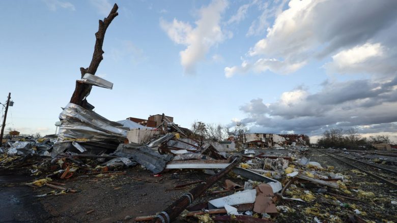 (VIDEO) Tornado godet jugun e SHBA-së, shtatë persona të vdekur