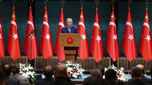 Erdoğan dënon djegien e Kuranit: Asnjë individ nuk e ka lirinë të ofendojë besimin e muslimanëve apo feve të tjera