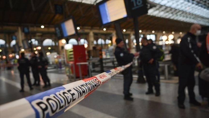 Autoritetet franceze: I dyshuari për sulmin me thikë në Paris, një i ri afrikan me urdhër për dëbim