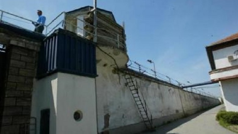 Përleshje fizike në burgun e Idrizovës
