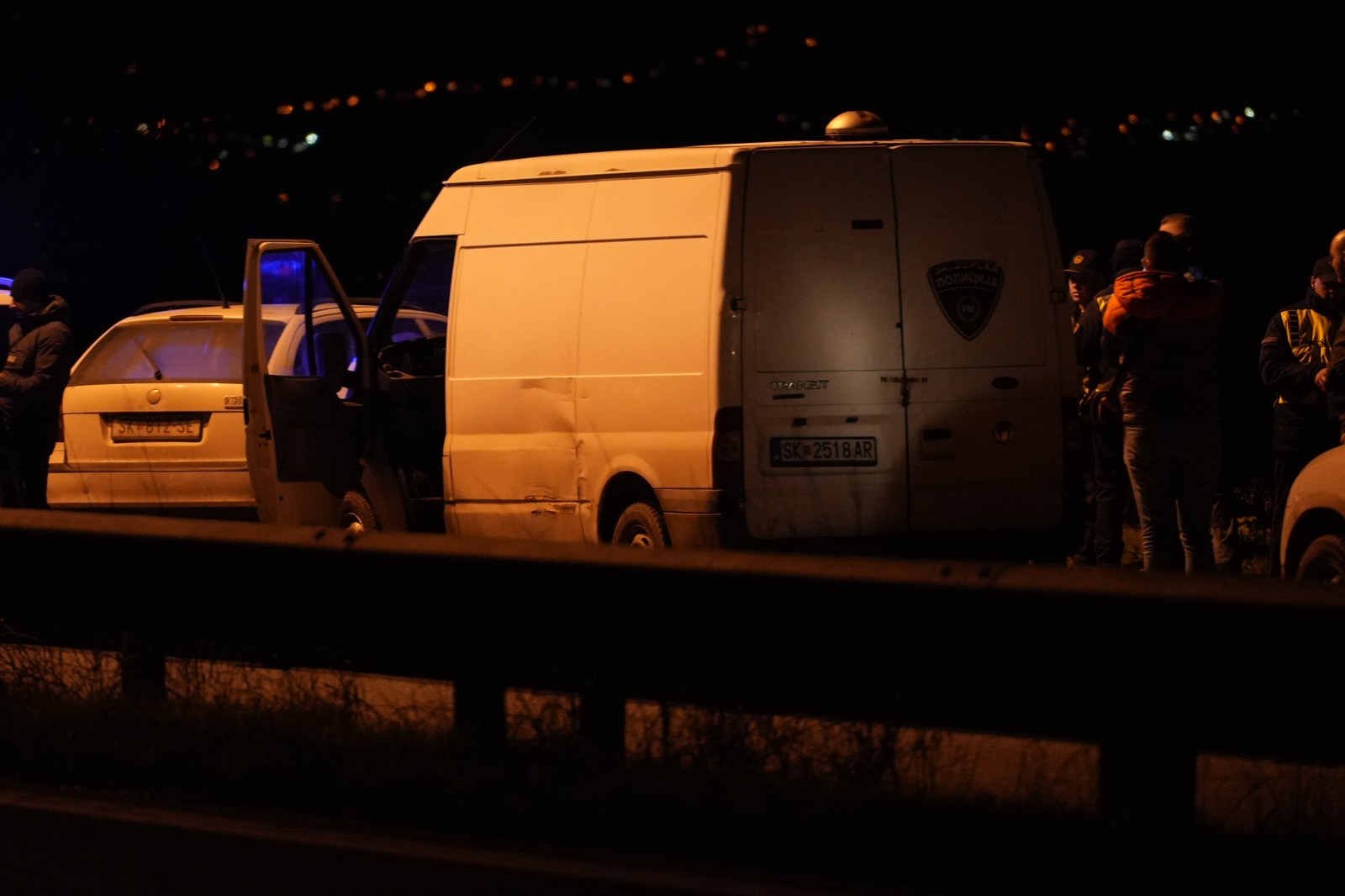 Është rrëmbyer një i burgosur nga furgoni i policisë në autostradën Shkup-Veles, një polic ka mbetur i plagosur