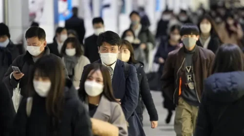 Japonia planifikon ta fillojë trajtimin e COVID-19 si një grip të zakonshëm