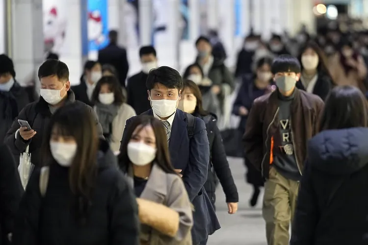Japonia planifikon ta fillojë trajtimin e COVID-19 si një grip të zakonshëm