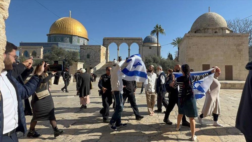 Kolonët fanatikë hebrenj shpalosin flamurin izraelit në Mesxhid Al-Aksa