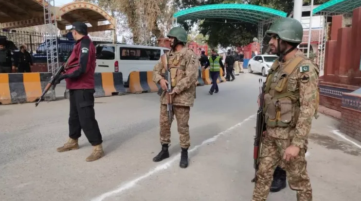 Shkon në 32 numri i viktimave nga shpërthimi me bombë brenda xhamisë në Pakistan