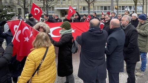 Komuniteti turk në Zvicër proteston kundër djegies së Kuranit në Suedi