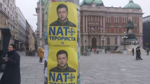 Në Beograd shfaqen posterë ku thuhet se Zelensky “është terrorist i NATO-s”