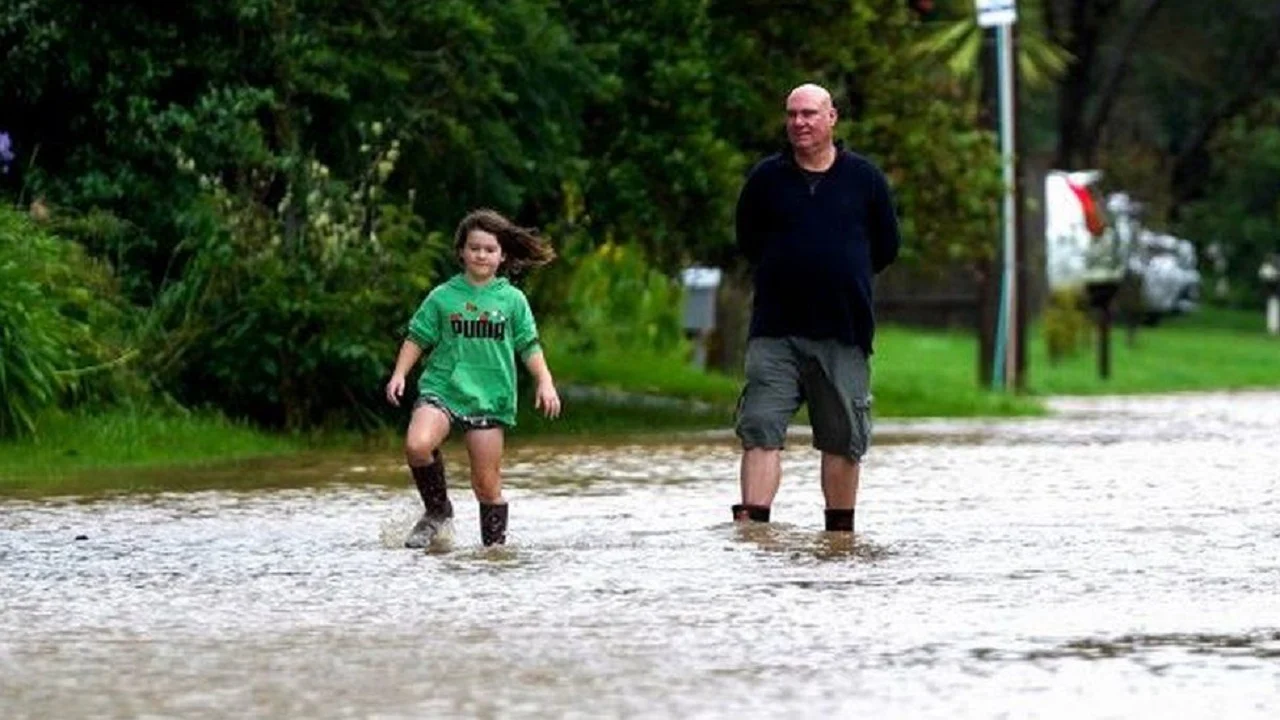 Zelanda e Re përgatitet për ciklon, radhë të gjata në markete pas përmbytjeve rekord