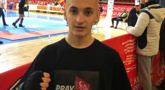 Kikboksieri i ri Türker fitoren e tij ia kushton viktimave të tërmetit në Turqi