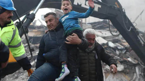 Mrekullia në Turqi: 8-vjeçari shpëtohet nga rrënojat pas 52 orësh