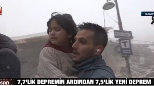 “Mos ki frikë, kaloi” Gazetari lë transmetimin dhe merr në krah vajzën e traumatizuar nga tërmeti
