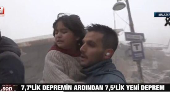 “Mos ki frikë, kaloi” Gazetari lë transmetimin dhe merr në krah vajzën e traumatizuar nga tërmeti