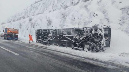 Përmbyset autobuzi me targa shqiptare në Kroaci, një i vdekur dhe 7 të plagosur