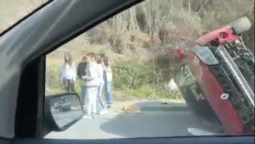 Aksident i frikshëm në afërsi të Kalasë në Shkup, është rrokullisur një makinë