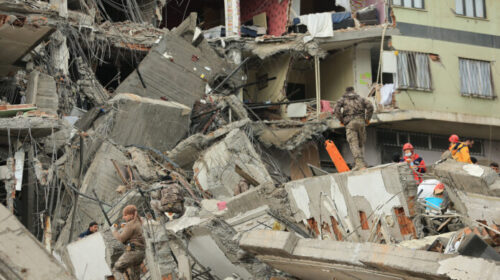 Shqiptari që i mbijetoi tërmetit në Turqi tregon si zbriti nga kati i 12-të: Zoti e di si kam dalë