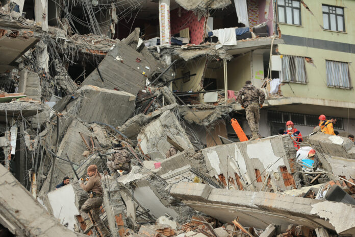 Shqiptari që i mbijetoi tërmetit në Turqi tregon si zbriti nga kati i 12-të: Zoti e di si kam dalë