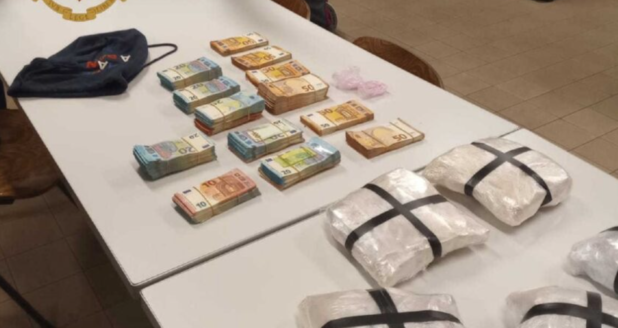 Pesë kilogram drogë dhe 75 mijë euro në furgon, arrestohen dy shqiptarë në Itali