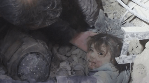 “Babi është këtu”- pamjet emosionuese kur nxirret vajza e vogël nga rrënojat