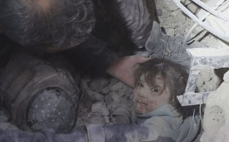 “Babi është këtu”- pamjet emosionuese kur nxirret vajza e vogël nga rrënojat