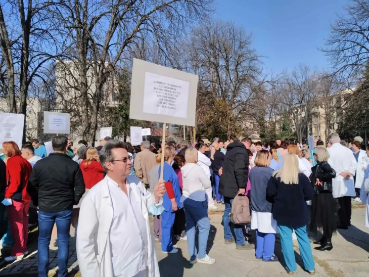 Protestë e punonjësve shëndetësorë për paga më të larta