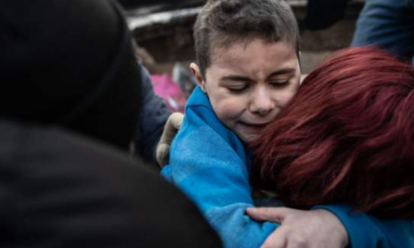 Lot gëzimi, 8 vjeçari bashkohet me nënën pas 52 orësh i bllokuar në rrënoja
