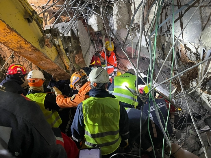 Ekipet nga RMV-ja shpëtuan nga rrënojat një grua 38-vjeçare në Turqi