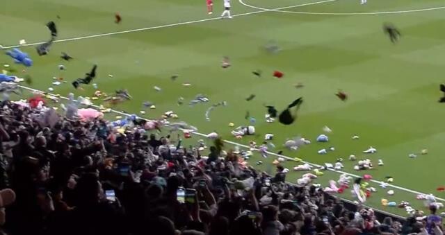 Në minutën 04.17 ndalet gjithçka, mijëra lodra hidhen në fushën e lojës, futbollistët shpërthejnë në lot