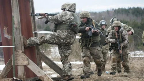 BE i vjen në ndihmë Ukrainës, do të trajnojë 15 mijë ushtarë