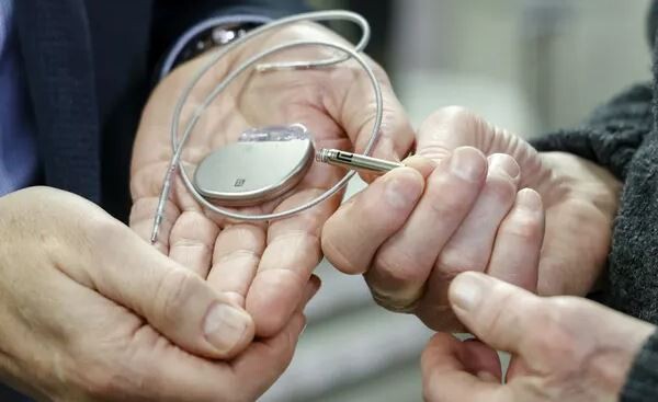 Skandal në sistemin shëndetësor në Rumani, mjekët akuzohen për ripërdorimin e implanteve mjekësore nga kufomat
