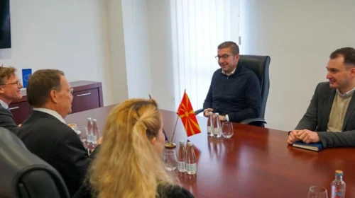 Mickoski: Mohimi i identitetit maqedonas nga autoritetet bullgare i forcon marrëdhëniet e këqija mes dy vendeve