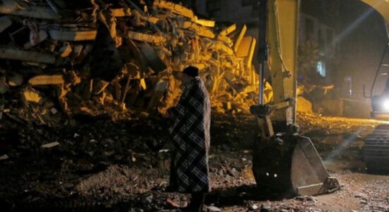 Numri i të vdekurve nga tërmeti rritet në afro 4900 në Turqi dhe Siri