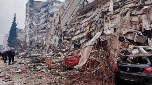 Shkon në mbi 7.200 numri i viktimave nga tërmeti që goditi Turqinë dhe Sirinë