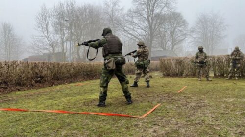 Qindra ukrainas marrin pjesë në stërvitje ushtarake në Britani