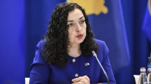 Një vit luftë në Ukrainë, presidentja Osmani: Lufta e tyre është lufta jonë