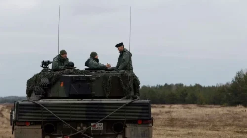 Poloni, ushtarët ukrainas mësojnë si të përdorin tankun Leopard 2