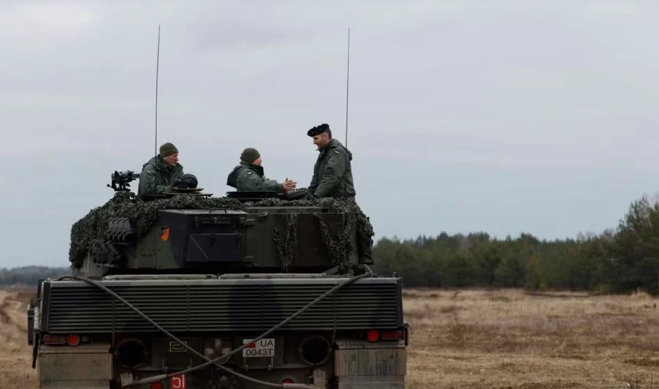 Poloni, ushtarët ukrainas mësojnë si të përdorin tankun Leopard 2