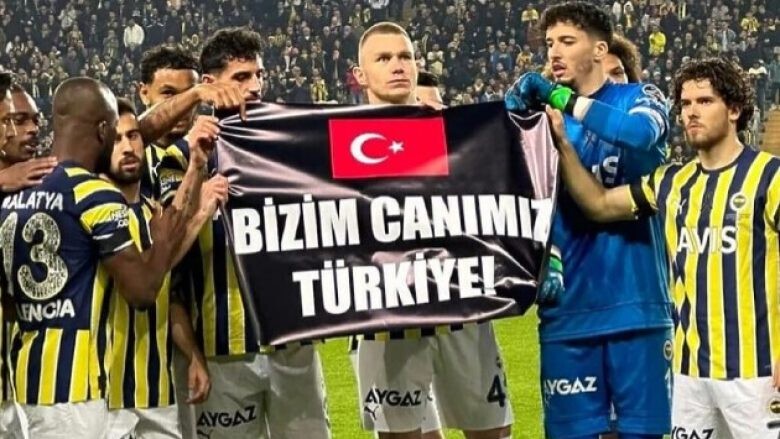 Rikthimi prekës i futbollit në Turqi, u bën homazhe për viktimat e tërmetit