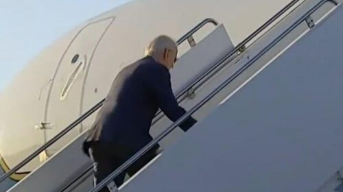 (VIDEO) Biden sërish probleme me shkallët, gati sa nuk rrëzohet ndërsa ngjitet në “Air Force One”